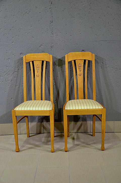 2 Jugendsti-Stühle aus Eiche mit Bezug, Frontansicht