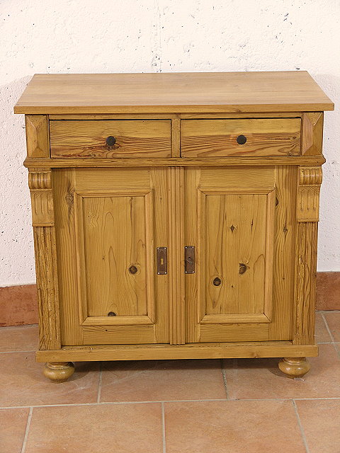 Antiker Halbschrank aus der Gründerzeit um 1880 in Kiefer. Antiker, massiver Halbschrank aus der Gründerzeit um 1880 in Kiefer