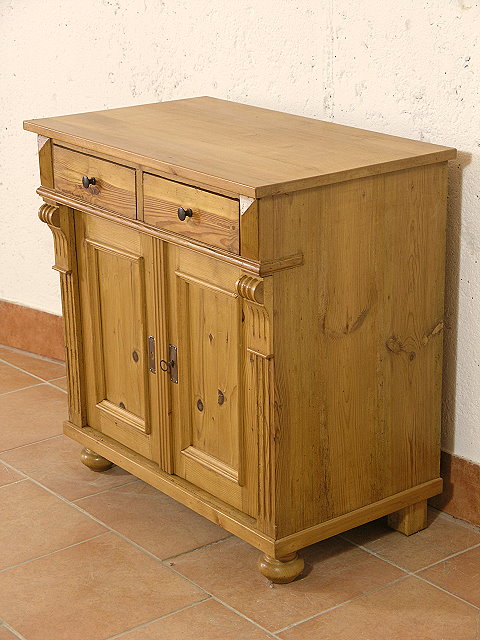 Antiker Halbschrank aus der Gründerzeit um 1880 in Kiefer. Antiker, massiver Halbschrank aus der Gründerzeit um 1880 in Kiefer