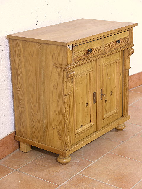 Antiker Halbschrank aus der Gründerzeit um 1880 in Kiefer. Antiker, massiver Halbschrank aus der Gründerzeit um 1880 in Kiefer