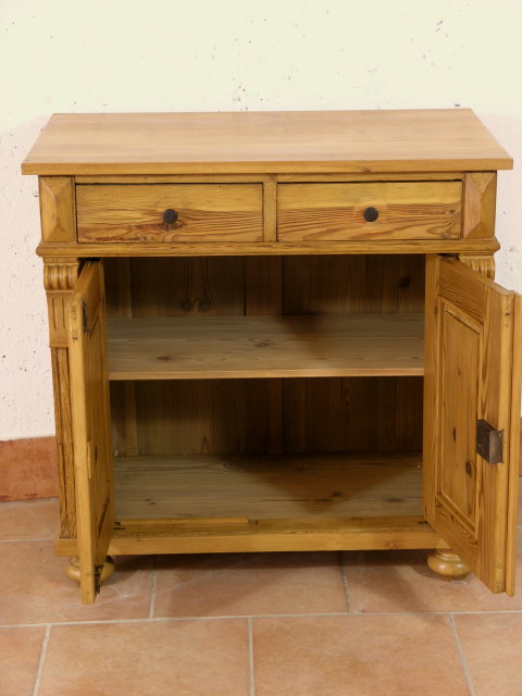 Antiker Halbschrank aus der Gründerzeit um 1880 in Kiefer. Antiker, massiver Halbschrank aus der Gründerzeit um 1880 in Kiefer