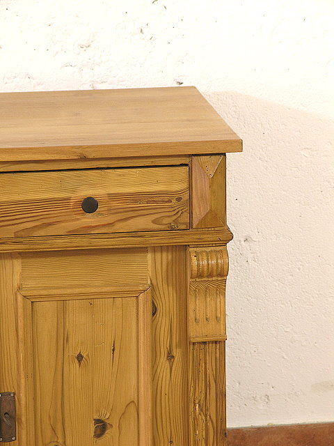 Antiker Halbschrank aus der Gründerzeit um 1880 in Kiefer. Antiker, massiver Halbschrank aus der Gründerzeit um 1880 in Kiefer