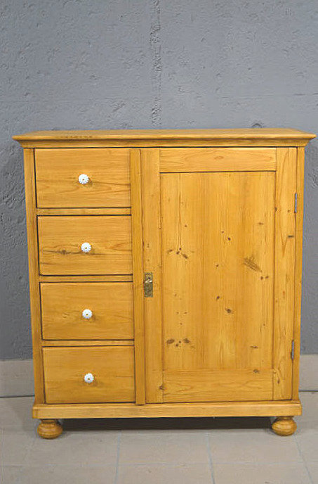 Niedriger Brotschrank aus dem Biedermeier um 1840 aus massiver Kiefer weichholz restauriert. Links vier Schubladen rechts eine Tuere. Persoenliche Lieferung deutschlandweit. Besichtigung im Moebellager in Bargfeld Stegen moeglich.