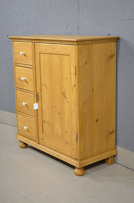 Rechte Seitenansicht des restaurierten Brotschranks aus massivem Kiefernholz. Persoenliche Lieferung deutschlandweit. Besichtigung in Bargfeld Stegen.