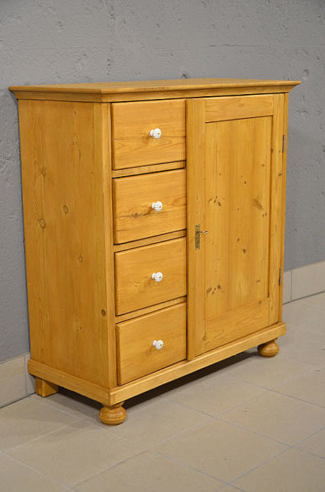 Linke Seitenansicht des antiken Brotschranks aus Kieferholz aus dem Biedermeier um 1840. Persoenliche Lieferung deutschlandweit. Besichtigung in Bargfeld Stegen.