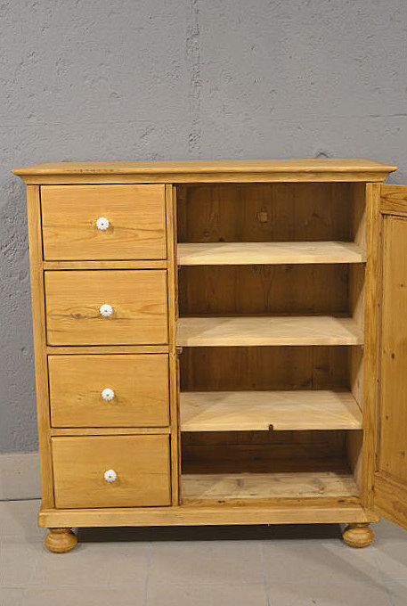 Innenansicht des antiken Brotschranks mit drei Einlegeboeden und restaurierter Verriegelungstechnik. Persoenliche Lieferung deutschlandweit. Besichtigung in Bargfeld Stegen.