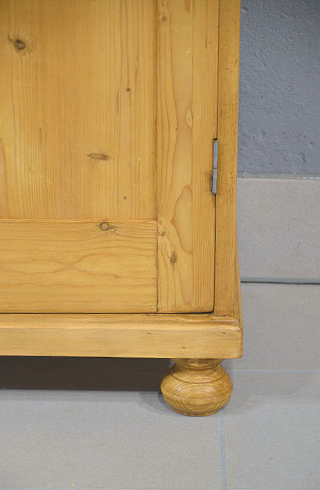 Detailansicht des unteren Sockelbereichs des antiken Brotschranks aus dem Biedermeier um 1840 aus massiver Kiefer weichholz restauriert. Persoenliche Lieferung deutschlandweit. Besichtigung im Moebellager in Bargfeld Stegen moeglich.