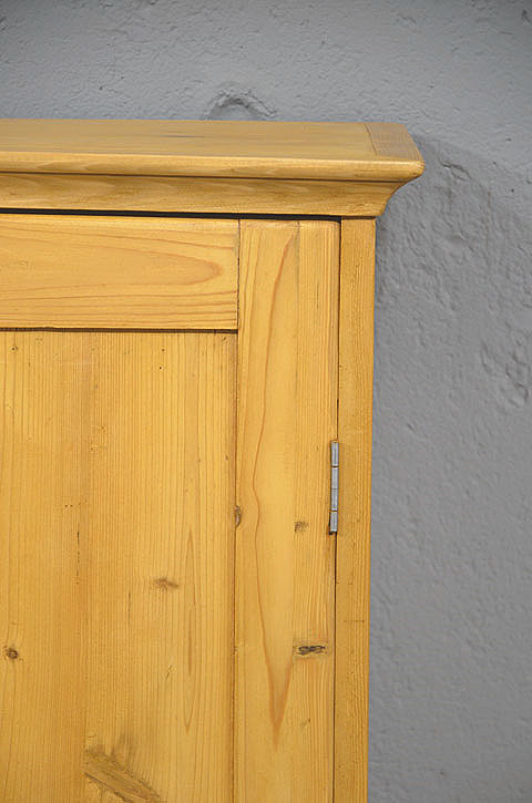 Detail der Tuere und der Ablagefläche. Persoenliche Lieferung deutschlandweit. Besichtigung in Bargfeld Stegen.