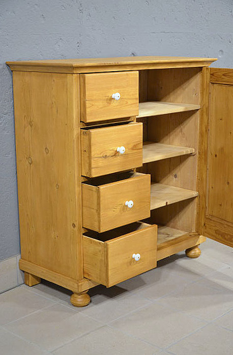Schraegansicht mit geoeffneten Schubladen und Tuer des restaurierten niedrigen Brotschranks aus dem Biedermeier. Persoenliche Lieferung deutschlandweit. Besichtigung in Bargfeld Stegen.