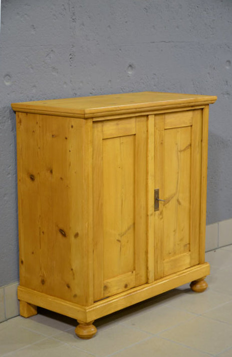 Brotschrank aus der Biedermeierzeit, Seitenansicht