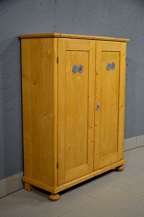 Linke Seitenansicht des antiken Jugendstil-Brotschrankes, warm gewachst, mit glatter Holzstruktur.