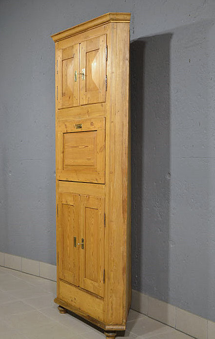 Rechte Seite des dekorativen Eckschranks aus Kiefer aus dem Biedermeier restauriert und honigfarben. Lieferung persoenlich deutschlandweit. Besichtigung im Moebellager Bargfeld Stegen.