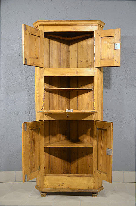 Innenansicht oben mit Pyramidenfuellungen und belassener Besteckleiste im restaurierten Biedermeier Eckschrank. Lieferung persoenlich deutschlandweit. Besichtigung Bargfeld Stegen.