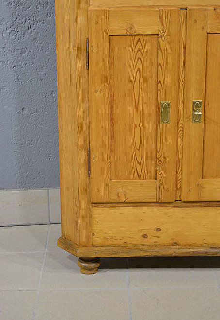 Sockelbereich des antiken restaurierten Eckschranks aus Kiefer honigfarben. Lieferung persoenlich deutschlandweit. Besichtigung Bargfeld Stegen