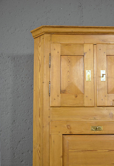 Oberer Bereich und Kranz des dekorativen Kiefer Eckschranks aus dem Biedermeier restauriert. Lieferung persoenlich deutschlandweit. Besichtigung Bargfeld Stegen.