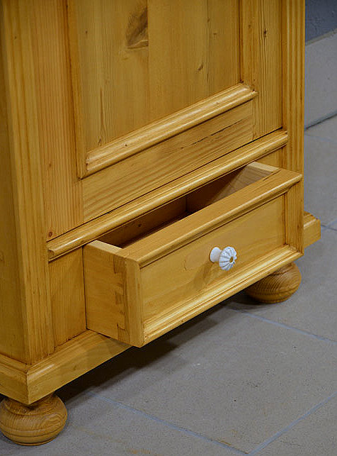 Seitliche Ansicht des Eckschrankes mit ausgezogener Schublade, Porzellanknopf, hochwertige Schreinerarbeit. Lieferung & Besichtigung möglich.