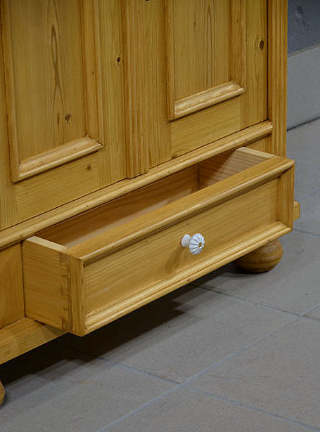 Seitenansicht mit ausgezogener Schublade aus massivem Kiefernholz im Stil der Gründerzeit. Detailansicht der gezapften Schublade.