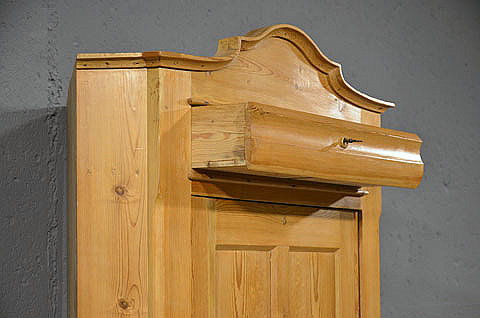 Gro&szlig;e verschlie&szlig;bare Schublade im oberen Bereich des Eckschranks in Nahaufnahme.