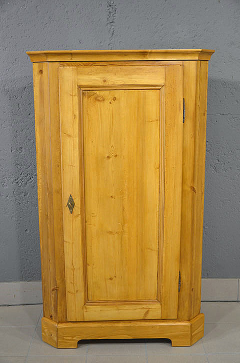 Antiker 1-t&uuml;riger Biedermeier-Eckschrank um 1840 aus D&auml;nemark, gefertigt aus massiver Kiefer und wohnfertig restauriert