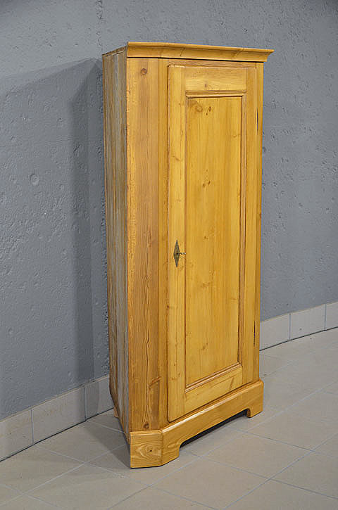 Linke Seitenansicht des antiken d&auml;nischen Eckschranks aus massiver Kiefer mit einem Schenkelma&szlig; von 66 cm