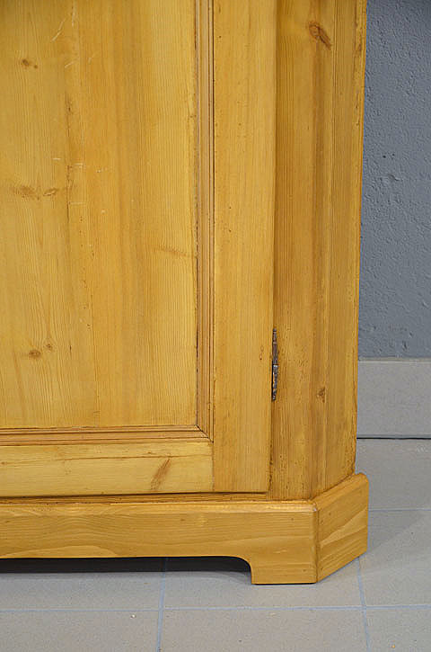Detailansicht des formsch&ouml;nen Sockels am antiken d&auml;nischen Biedermeier-Eckschrank