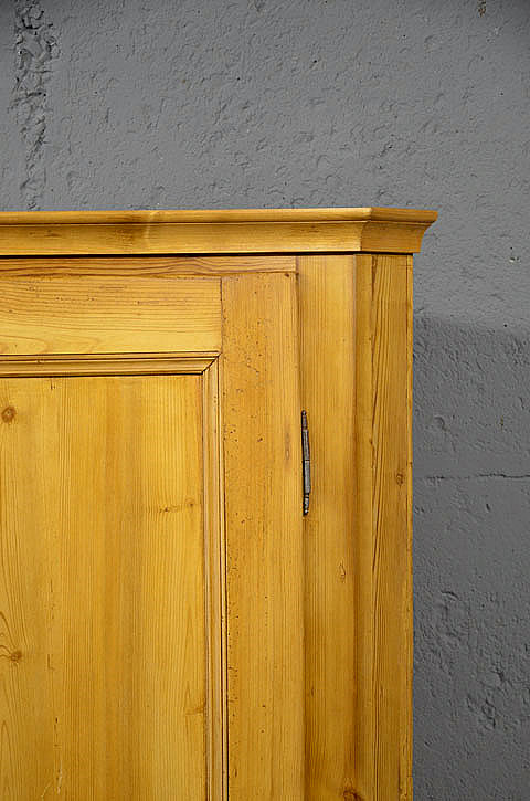 Deckfl&auml;che des nur 149 cm hohen antiken Eckschranks mit zus&auml;tzlichem Platz f&uuml;r Lampe oder Dekoration
