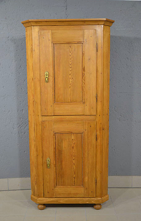 Antiker 2-t&uuml;riger Biedermeier Eckschrank um 1840 aus D&auml;nemark aus massiver Kiefer, wohnfertig restauriert