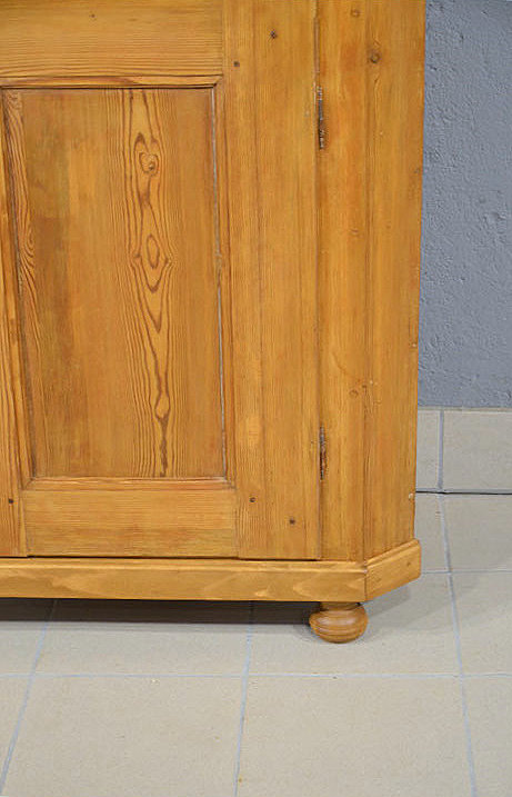 Sockeldetail des hohen und zierlichen Biedermeier Eckschranks aus massiver Kiefer um 1840