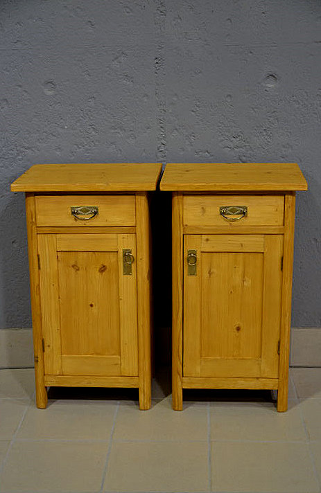 Frontansicht des restaurierten Nachtschrank-Pärchens aus dem Jugendstil