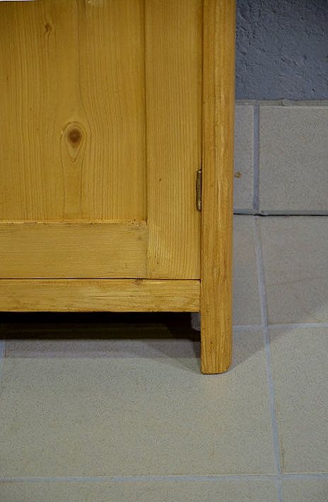 1. Detailansicht im unteren Bereich der restaurierten Oberfläche des Nachtschrank-Pärchens