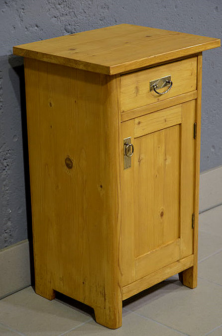 1. Seitenansicht des Nachtschrank-Pärchens mit Schublade und Rechtsanschlag