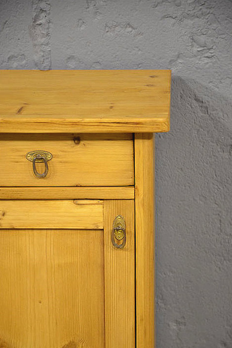 Detailansicht oben rechts am antiken Jugendstil-Nachtschrank aus massiver Kiefer mit Ausschnitt von Deckel und Schublade