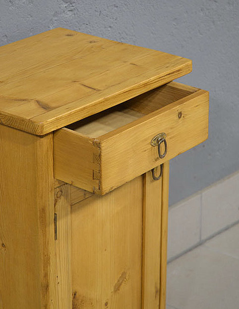 Ge&ouml;ffnete Schubladen des restaurierten Nachtschrank-P&auml;rchens aus massiver Kiefer
