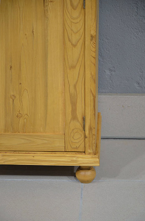 Kleine Kugelf&uuml;&szlig;e und umlaufende Sockelleiste als charaktervolles Detail des antiken Nachtschrank-P&auml;rchens
