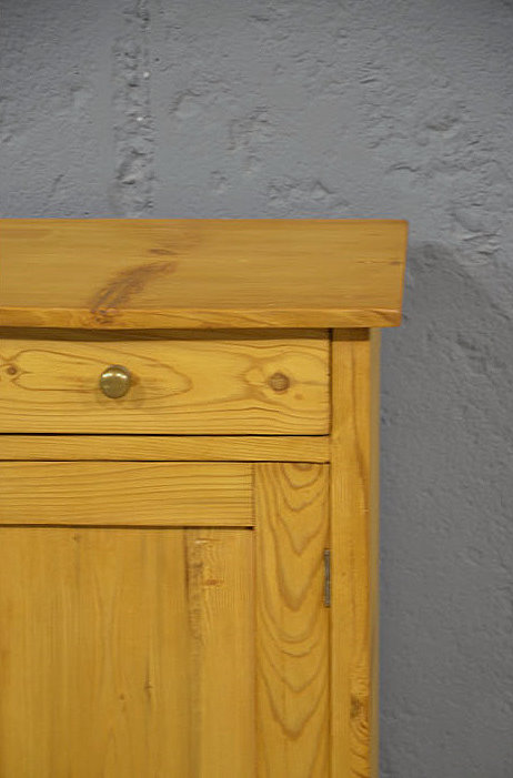 Detailansicht oben rechts am antiken Jugendstil-Nachtschrank aus massiver Kiefer mit Ausschnitt von Deckel und Schublade