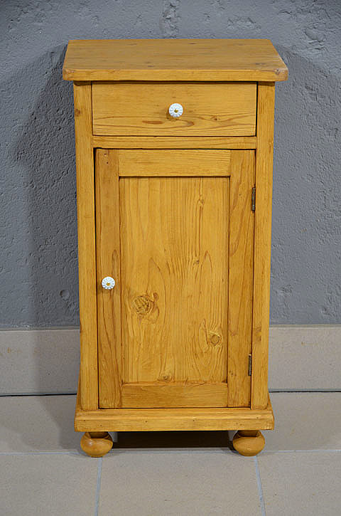 Antiker Jugendstil Nachtschrank aus massiver Kiefer mit Schublade und Tür, fachmännisch restauriert, wohnfertig, mit Rechtsanschlag, Kugelfüßen und Keramikknäufen. Wir liefern zuverlässig, kostengünstig und persönlich – deutschlandweit bis in Ihr Zuhause. Nach Terminvereinbarung Besichtigung in unserem Möbellager in Bargfeld-Stegen möglich.