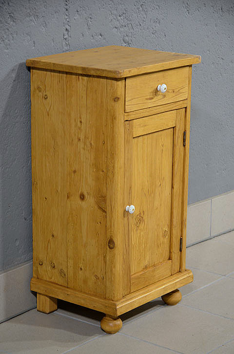 Linke Seitenansicht des antiken Nachtschranks aus Kiefernholz, Jugendstil um 1900, wohnfertig restauriert, mit Kugelfüßen und gewachster Oberfläche.