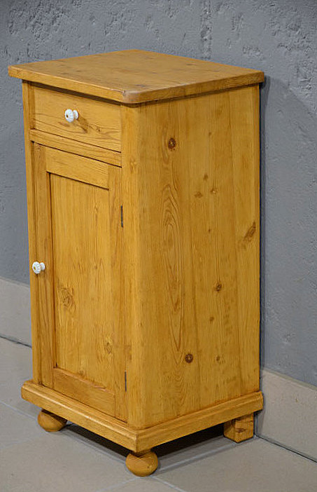 Rechte Seitenansicht mit Türanschlag rechts, Jugendstil Nachtschrank um 1900, Kiefer massiv, restauriert.