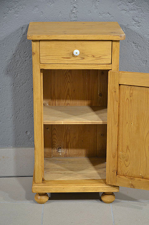 Innenansicht des antiken Nachtschranks mit Einlegeboden über die gesamte Breite, Jugendstil um 1900, restauriert und handgewachst.