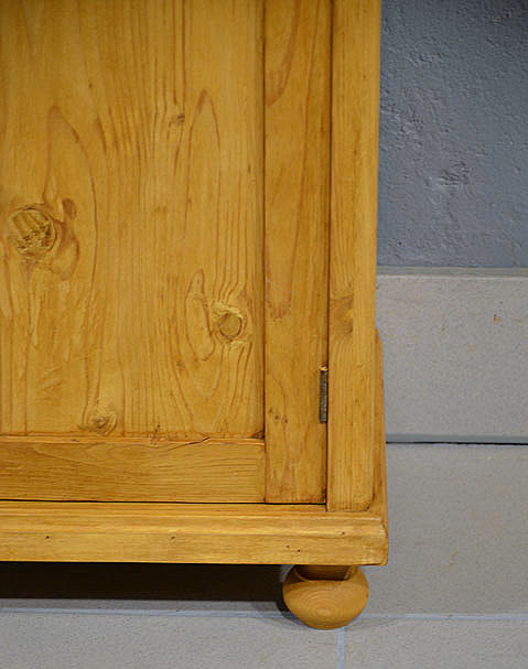 Kugelfüße aus massiver Kiefer, stabil und dekorativ, Jugendstil Nachtschrank um 1900