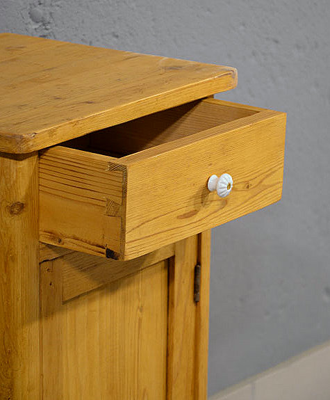 Geöffnete Schublade mit gezinkten Holzverbindungen, antik, Jugendstil um 1900.