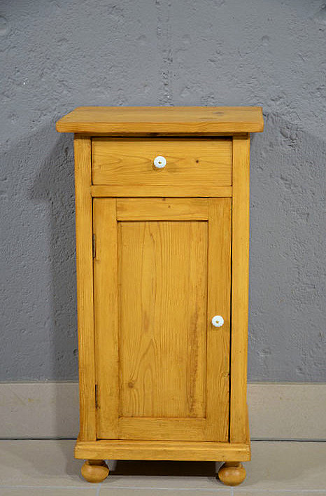 Antiker Jugendstil Nachtschrank aus massiver Kiefer, 84 cm hoch, mit linksanschlagender Tür, Schublade und Keramikknöpfen, restauriert und handgewachst. Wir liefern zuverlässig, kostengünstig und persönlich – deutschlandweit bis in Ihr Zuhause. Nach Terminvereinbarung Besichtigung in Bargfeld-Stegen möglich