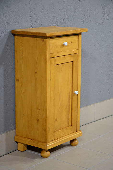 Linke Seitenansicht des antiken Nachtschranks, Jugendstil um 1900, Kiefer massiv, wohnfertig restauriert und gewachst.