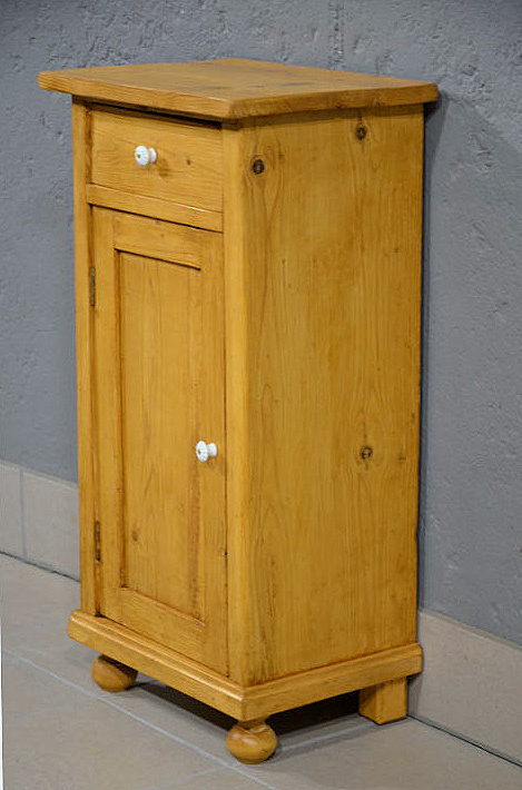 Rechte Seitenansicht mit Türanschlag links, Jugendstil Nachtschrank aus Kiefer massiv, restauriert.