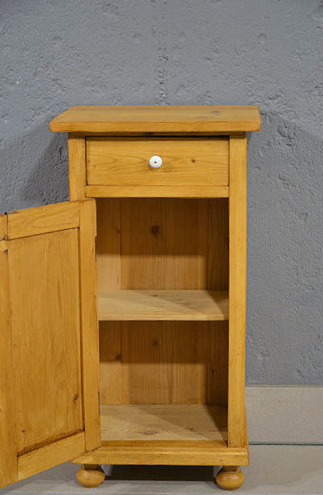 Innenansicht mit Einlegeboden über die gesamte Breite, Jugendstil Nachtschrank um 1900, Kiefer massiv, handgewachst.