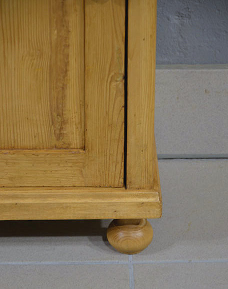 Kugelfüße aus massiver Kiefer, stabil und dekorativ, Jugendstil um 1900.