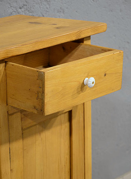 Geöffnete Schublade mit gezinkten Holzverbindungen, antik, Jugendstil um 1900.