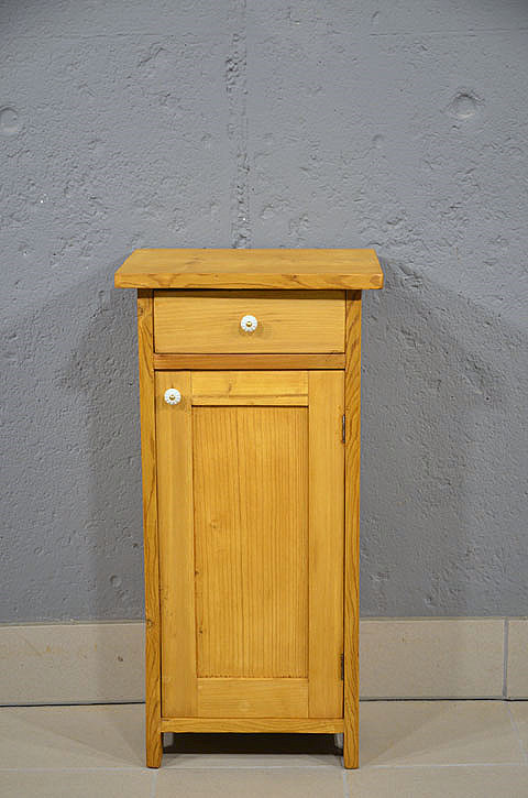 Antiker Jugendstil Nachtschrank aus Kiefer mit rechtsanschlagender Tür und Schublade, restauriert und wohnfertig. Wir liefern zuverlässig, kostengünstig und persönlich – deutschlandweit bis in Ihr Zuhause. Nach Terminvereinbarung können Sie dieses Möbelstück in unserem Möbellager in Bargfeld-Stegen besichtigen.