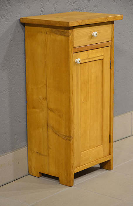 Linke Seitenansicht des antiken Jugendstil Nachtschranks aus Kiefer, wohnfertig restauriert. Wir liefern zuverlässig, kostengünstig und persönlich – deutschlandweit bis in Ihr Zuhause. Nach Terminvereinbarung können Sie dieses Möbelstück in unserem Möbellager in Bargfeld-Stegen besichtigen.