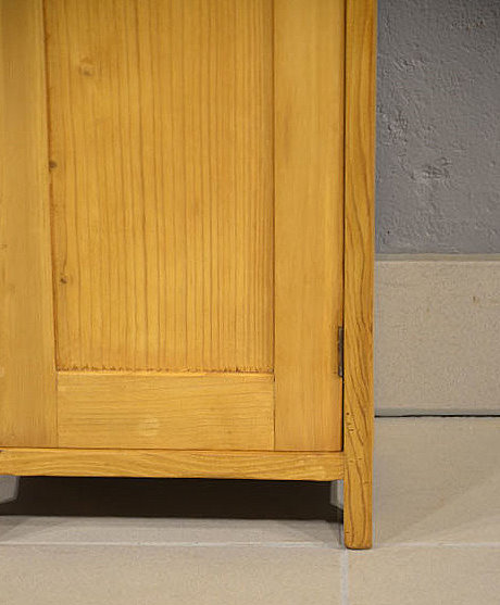 Detailaufnahme des schoen gearbeiteten Fußbereichs des Nachtschranks aus Kiefer. Wir liefern zuverlässig, kostengünstig und persönlich – deutschlandweit bis in Ihr Zuhause. Nach Terminvereinbarung können Sie dieses Möbelstück in unserem Möbellager in Bargfeld-Stegen besichtigen.